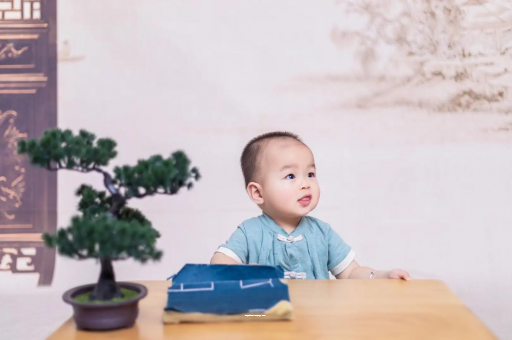 沅江怀孕肚子中间凹两边凸